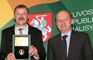 Direktorius Kęstutis Paškevičius (kairėje) su Premjeru Andriumi Kubiliumi “Lietuvos metų gaminio 2009“ apdovanojimų ceremonijos metu. Asmeninio archyvo nuotr.