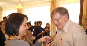 Dž.Irvinas daug metų dirba su sunkaus elgesio paaugliais. Šalia -  mokytoja D.Lukošiūnienė.