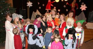 Kalėdinės pasakos herojai kartu su direktorės pareigas laikinai einančia Elona Adomavičiene (paskutinėje eilėje dešinėje) bei UAB „Gimtasis Rokiškis“ valdybos pirmininke Sigita Kilkuviene (paskutinėje eilėje kairėje). N.Byčkovskio nuotr.