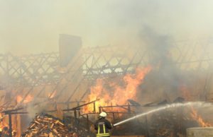 Įsiplieskusi ugnis tarsi uraganas nusiaubė pastatą. V.Vošterio nuotr.