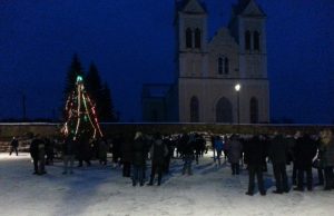 Obelių centre baigtoje tvarkyti aikštėje vyksta įvairūs renginiai.