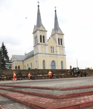 Obeliuose gyventojų sumažėjo beveik per pusę. Obeliuose gyventojų sumažėjo beveik per pusę.