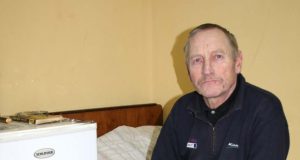 Nuosavo būsto neturintis J.Dulkė patenkintas sąlygomis Obelių savarankiško gyvenimo namuose.D.Zibolienės nuotr.