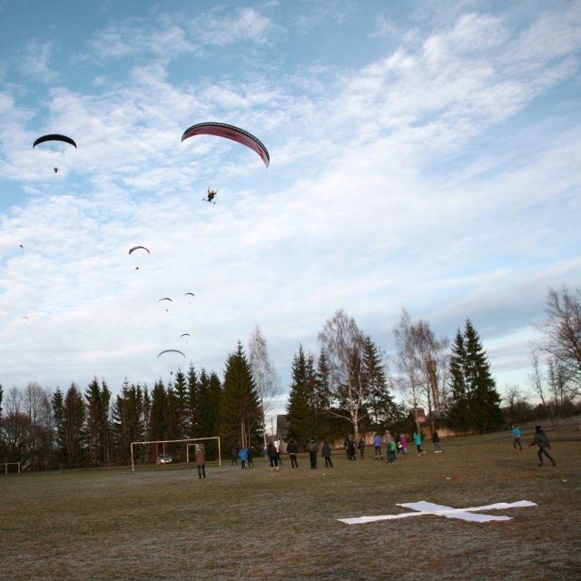 Motorizuotų parasparnių entuziastai iš Lietuvos ir Latvijos Obelių vaikų globos namų auklėtiniams dovanojo saldainių lietų. R. Pupelio nuotr.