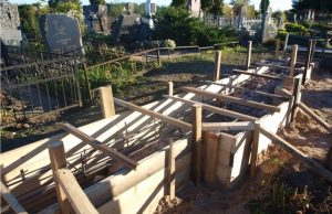 Obelių paminklo atstatymo rangovai jau rengiasi lieti jo pamatus. L. Dūdaitės nuotr.