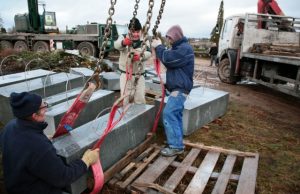 Didvyrių atminimą įamžins 17 tonų granito Paminklo atkūrimo darbų akimirka. R. Pupelio nuotr.