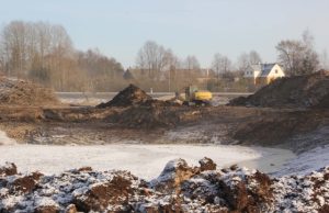 Tik atšiaurūs žiemos šalčiai sutrukdė kasti tvenkinį naujai formuojamoje Obelių poilsio zonoje. D. Zibolienės nuotr.