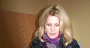 Obelių savarankiško gyvenimo namų vyriausioji socialinė darbuotoja Jolanta Paukštienė rodė Juozo Dulkės kambaryje rastus vyno butelius. L.Dūdaitės nuotr.