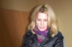 Girtaujančiųjų negąsdina benamių dalia Obelių savarankiško gyvenimo namų vyriausioji socialinė darbuotoja Jolanta Paukštienė rodė Juozo Dulkės kambaryje rastus vyno butelius. L.Dūdaitės nuotr.