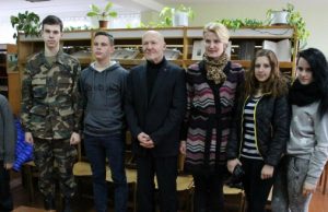 Jaunieji šauliai su svečiu Vytautu Eidukaičiu ir vadove Jolanta Paukštiene. Asmeninio archyvo nuotr.