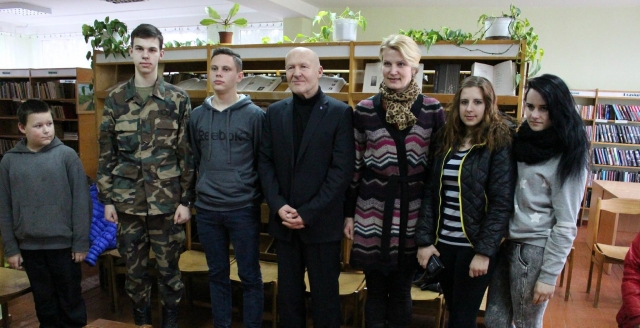 Jaunieji šauliai su svečiu Vytautu Eidukaičiu ir vadove Jolanta Paukštiene. Asmeninio archyvo nuotr.