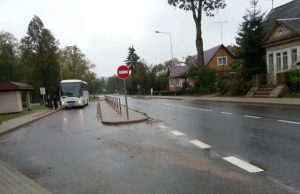 Obelių autobusų stotelė po remonto susiaurėjo