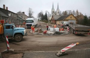 Trijų Obelių miesto centrinių gatvių sankirta rekonstruojama į žiedinę sankryžą. R. Pupelio nuotr.