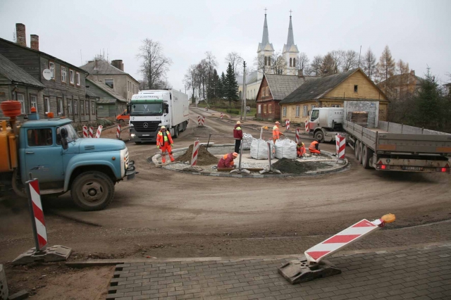 Trijų Obelių miesto centrinių gatvių sankirta rekonstruojama į žiedinę sankryžą. R. Pupelio nuotr.