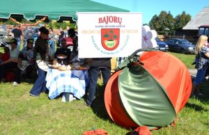 Įspūdingas Bajorų bendruomenės kiemelis. Obelių bendruomenės archyvo nuotr.