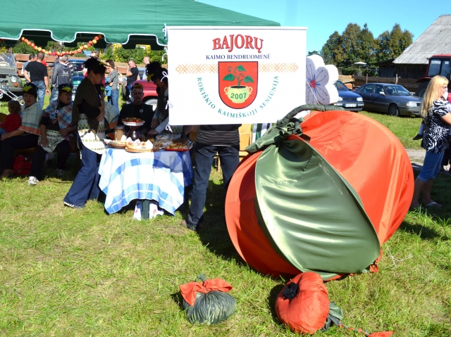 Įspūdingas Bajorų bendruomenės kiemelis. Obelių bendruomenės archyvo nuotr. Įspūdingas Bajorų bendruomenės kiemelis. Obelių bendruomenės archyvo nuotr.