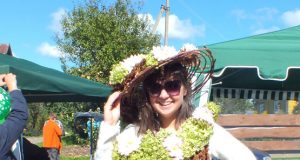 Pasipuošti floristine suknele Bajorų bendruomenės kiemelyje panoro ne vienas. R.Milaknienės nuotr.