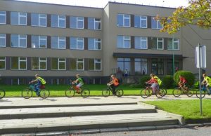 Obelių gimnazijai palankiau turėti iki 300 mokinių. Obelių gimnazijos archyvo nuotr.