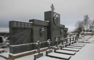 Paminklas 1941 m. birželio sukilimui ir sovietinės okupacijos aukoms atminti – jau atstatytas Toks Obelių paminklas buvo gruodžio 9 d. R. Pupelio nuotr.