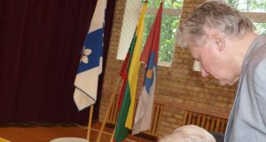 Paminklo 1941 m. birželio sukilėliams ir sovietinėms aukoms atminti maketą apžiūrėjo kraštietis architektas P.Stankevičius (dešinėje) ir verslininkas J.Sirvydis. L.Dūdaitės nuotr.