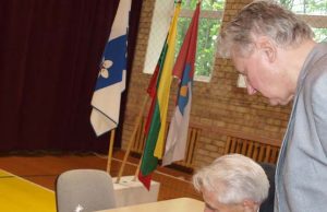 Paminklo 1941 m. birželio sukilėliams ir sovietinėms aukoms atminti maketą apžiūrėjo kraštietis architektas P.Stankevičius (dešinėje) ir verslininkas J.Sirvydis. L.Dūdaitės nuotr.