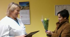 Šauniausia odontologe „Gimtojo...“ skaitytojai išrinko Nijolę Kalvelienę. Ją pasveikino redaktorė Sveta Vitkienė.