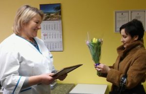 Šauniausia odontologe „Gimtojo...“ skaitytojai išrinko Nijolę Kalvelienę. Ją pasveikino redaktorė Sveta Vitkienė.