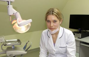 Rokiškio odontologijos centro gydytoja odontologė Agnė Žukauskaitė. D.Zibolienės nuotr.