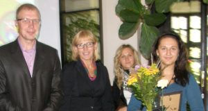 „Gimtojo Rokiškio“ redakcija medaliu „Nusipelnęs Rokiškio sportui“ pasiūlė apdovanoti šaulę E.Mikalauskaitę (dešinėje). Ją sveikino olimpinė čempionė V.Vencienė ir olimpietis G.Juškevičius. V.Kazlausko nuotr.