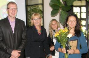 „Gimtojo Rokiškio“ redakcija medaliu „Nusipelnęs Rokiškio sportui“ pasiūlė apdovanoti šaulę E.Mikalauskaitę (dešinėje). Ją sveikino olimpinė čempionė V.Vencienė ir olimpietis G.Juškevičius. V.Kazlausko nuotr.