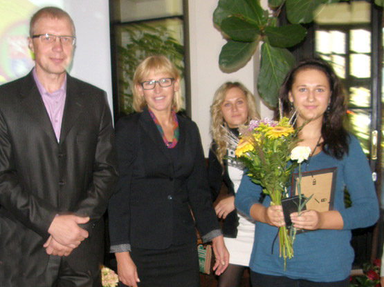 „Gimtojo Rokiškio“ redakcija medaliu „Nusipelnęs Rokiškio sportui“ pasiūlė apdovanoti šaulę E.Mikalauskaitę (dešinėje). Ją sveikino olimpinė čempionė V.Vencienė ir olimpietis G.Juškevičius. V.Kazlausko nuotr.