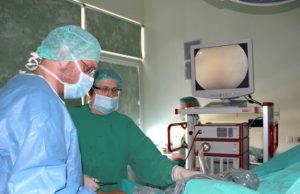 Artroskopinės operacijos metu ortopedas-traumatologas R.Baltrūnas pašalino kelio sąnario menisko pažeidimus. Jam asistavo instrumentatorė Nijolė Zelenkienė. D.Zibolienės nuotr.
