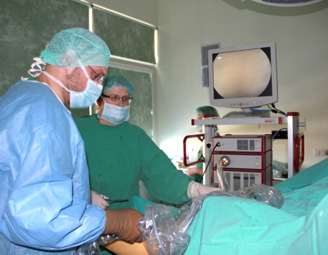 Artroskopinės operacijos metu ortopedas-traumatologas R.Baltrūnas pašalino kelio sąnario menisko pažeidimus. Jam asistavo instrumentatorė Nijolė Zelenkienė. D.Zibolienės nuotr.