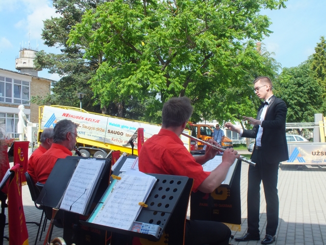 Juodupiečiams – saugaus eismo pamokos ir orkestro muzikos dozė. A.Minkevičienės nuotr. Juodupiečiams – saugaus eismo pamokos ir orkestro muzikos dozė. A.Minkevičienės nuotr.