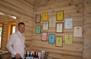 Ant Raimondo Nagelės sodybos sienos iš gausybės apdovanojimų diplomų telpa tik patys svariausi.   L. Dūdaitės nuotr.