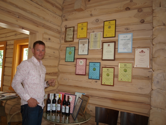 Ant Raimondo Nagelės sodybos sienos iš gausybės apdovanojimų diplomų telpa tik patys svariausi.   L. Dūdaitės nuotr.