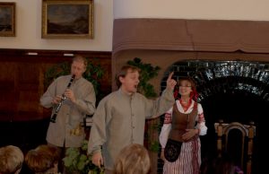 Apie Kristijoną Donelaitį kitaip Renginio akimirka: solitas Liudas Mikalauskas (viduryje) mokė rokiškėnes lietuvninkų išminties