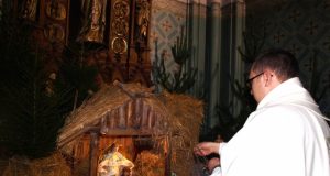 Piemenėlių šv. Mišių akimirka: kunigas Mindaugas Šakinis smilko prakartėlę. L. Dūdaitės nuotr.