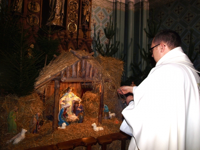 Piemenėlių šv. Mišių akimirka: kunigas Mindaugas Šakinis smilko prakartėlę. L. Dūdaitės nuotr.