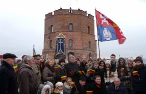 Lietuvos vėliavos dienos minėjime dalyvavo gausi Rokiškio rajono delegacija. Emos Valentaitės ir Valiaus Kazlausko nuotr.