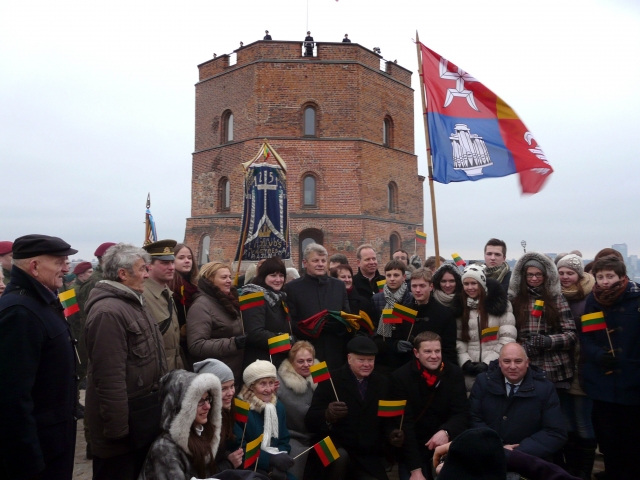 Lietuvos vėliavos dienos minėjime dalyvavo gausi Rokiškio rajono delegacija. Emos Valentaitės ir Valiaus Kazlausko nuotr.