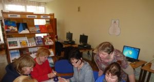 Velykinių kiaušinių marginimas.