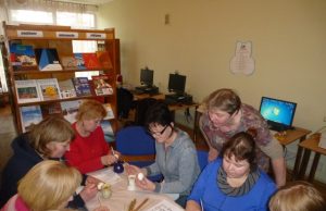 Velykinių kiaušinių marginimas.