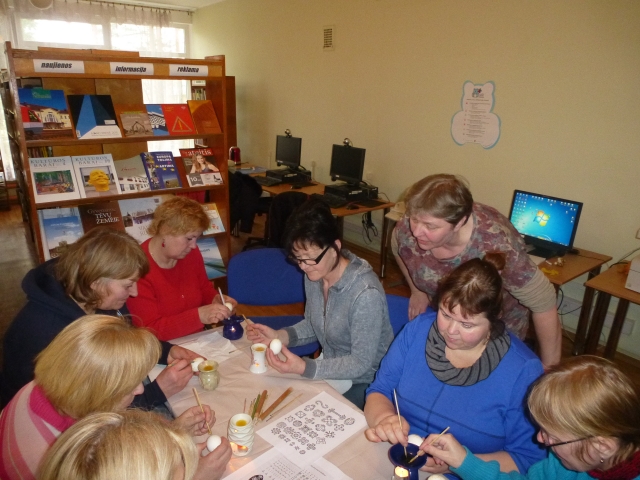 Velykinių kiaušinių marginimas. Velykinių kiaušinių marginimas.