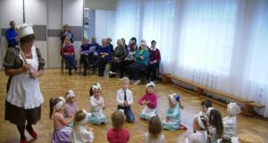 Prieš pyragų valgymą -  "Nykštuko" mažųjų kepėjų šokis.