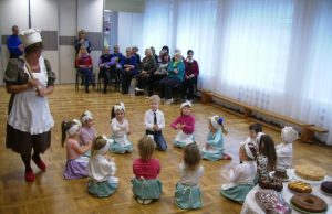 Prieš pyragų valgymą -  "Nykštuko" mažųjų kepėjų šokis.