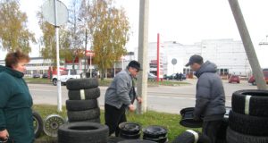 Turgavietės aikštelėje praėjusį šeštadienį vieni pirkėjai padangas tik apžiūrinėjo