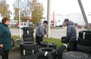 Turgavietės aikštelėje praėjusį šeštadienį vieni pirkėjai padangas tik apžiūrinėjo