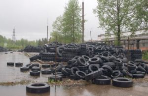 „Litrec“ įmonės teritorijoje - nelegalus padangų sąvartynas. D.Zibolienės nuotr.