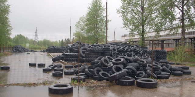 „Litrec“ įmonės teritorijoje - nelegalus padangų sąvartynas. D.Zibolienės nuotr.